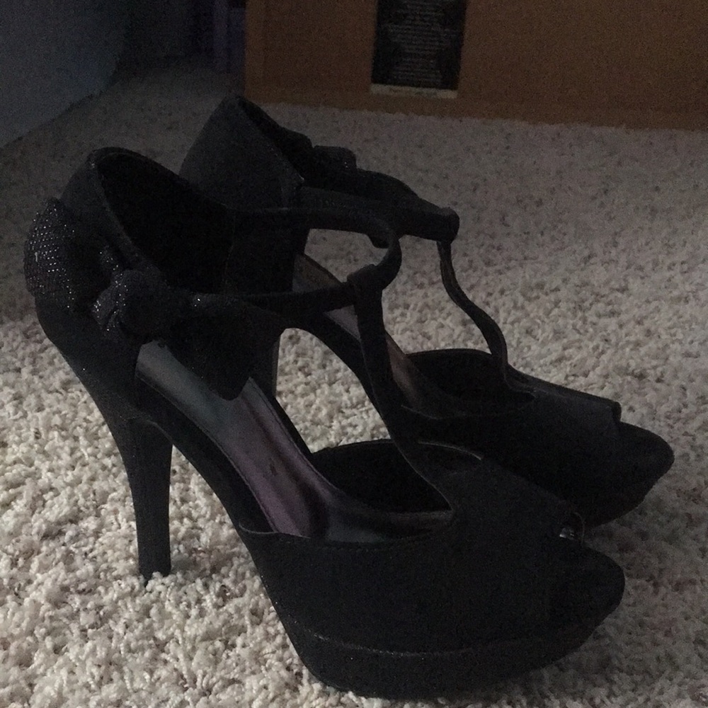 Adorable black heels size 7.5